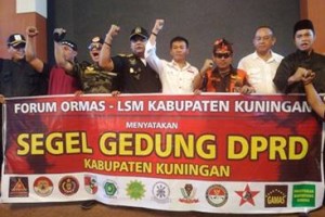 Sejumlah ormas saat menyegel gedung DPRD Kuningan,